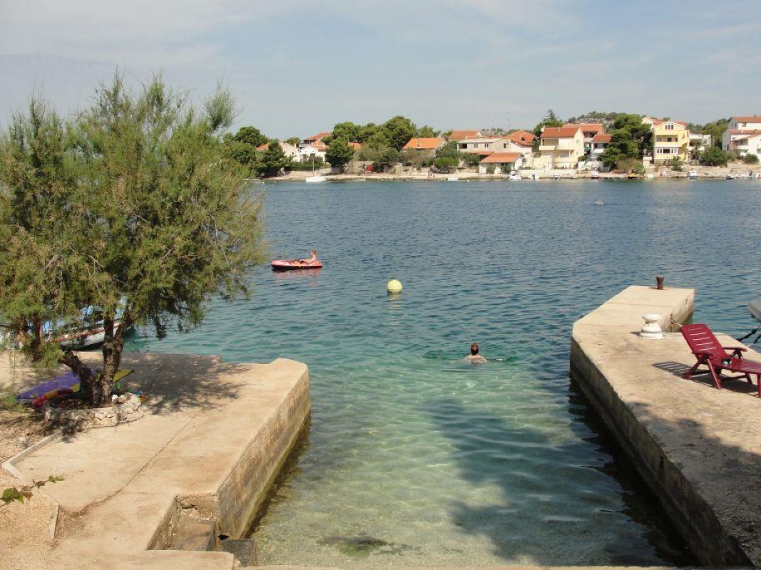 Apartments Petković, Žaborić - Blue apartment 50m from the sea, parking and berth