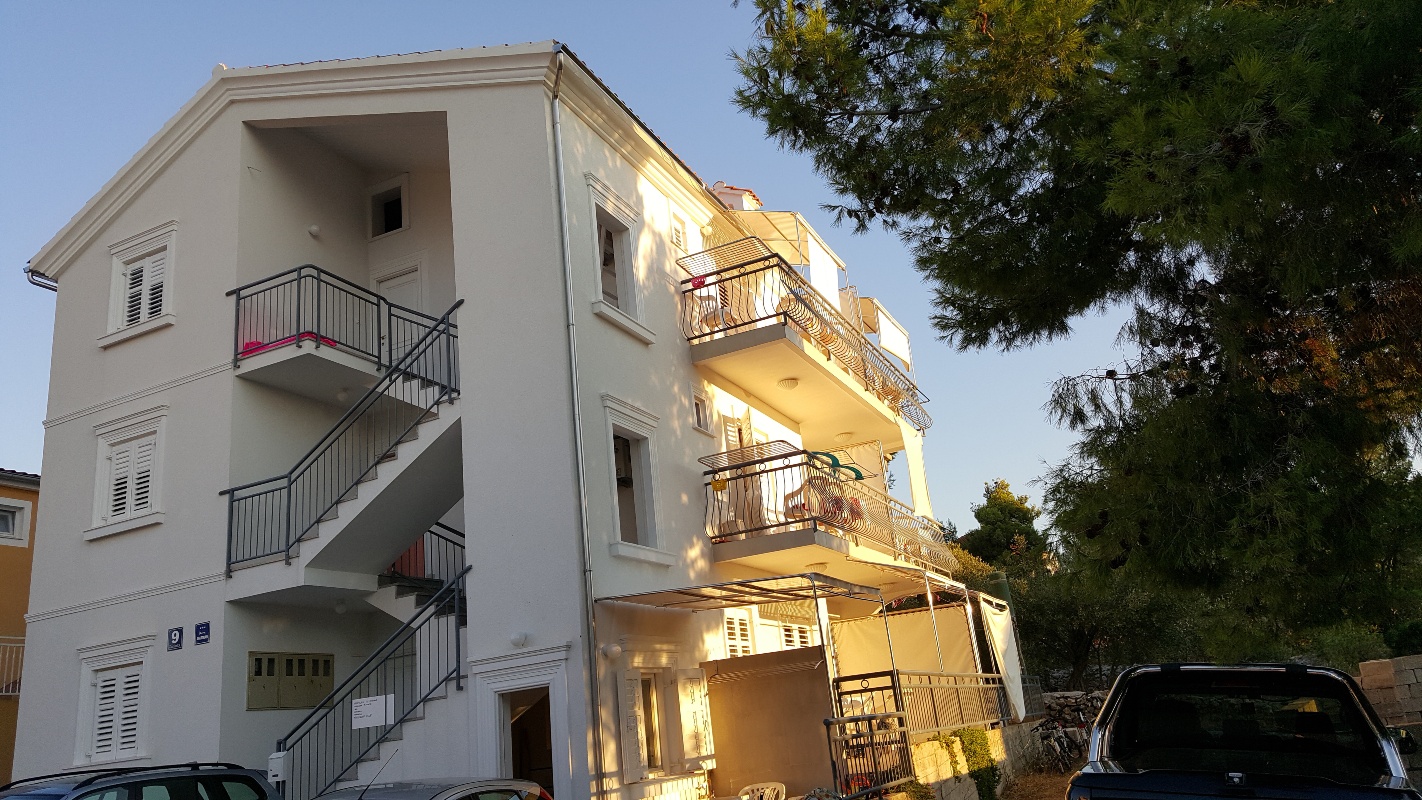 Apartmani Petković Žaborić- Bijeli apartman 50m od mora, parking i vez