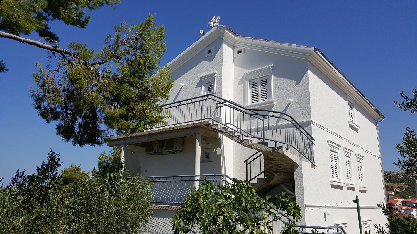 Apartments Petković, Žaborić - Blue apartment 50m from the sea, parking and berth