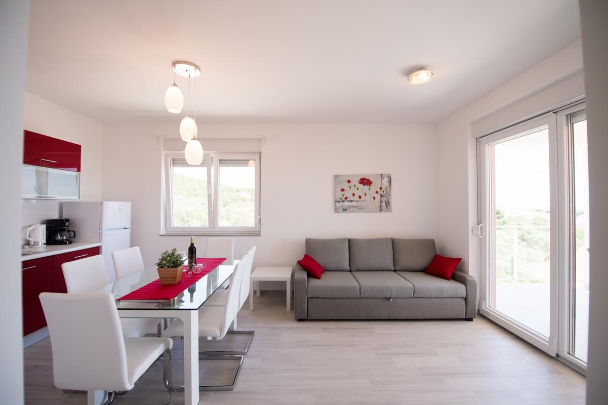 TRIBUNJ APARTMANI PAULA 4*