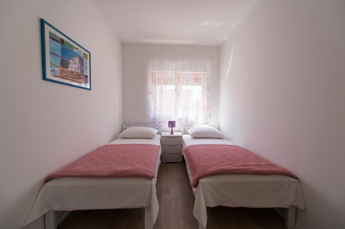 TRIBUNJ APARTMANI PAULA 4*