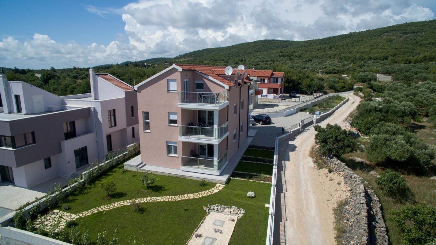 TRIBUNJ APARTMANI PAULA 4*
